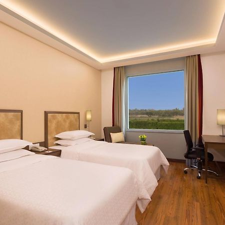 โฟร์พอยต์ บาย เชอราตัน นิวเดลีแอร์พอร์ต ไฮเวย์ Hotel ภายนอก รูปภาพ
