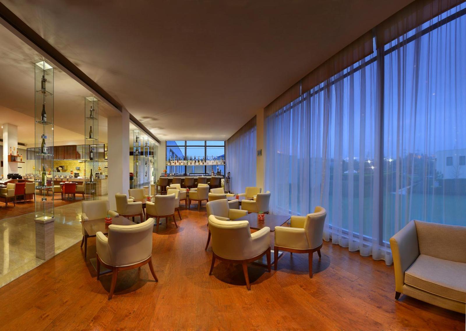 โฟร์พอยต์ บาย เชอราตัน นิวเดลีแอร์พอร์ต ไฮเวย์ Hotel ภายนอก รูปภาพ