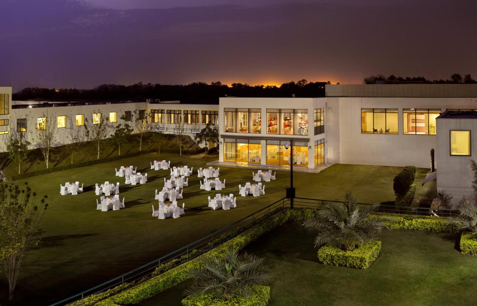 โฟร์พอยต์ บาย เชอราตัน นิวเดลีแอร์พอร์ต ไฮเวย์ Hotel ภายนอก รูปภาพ
