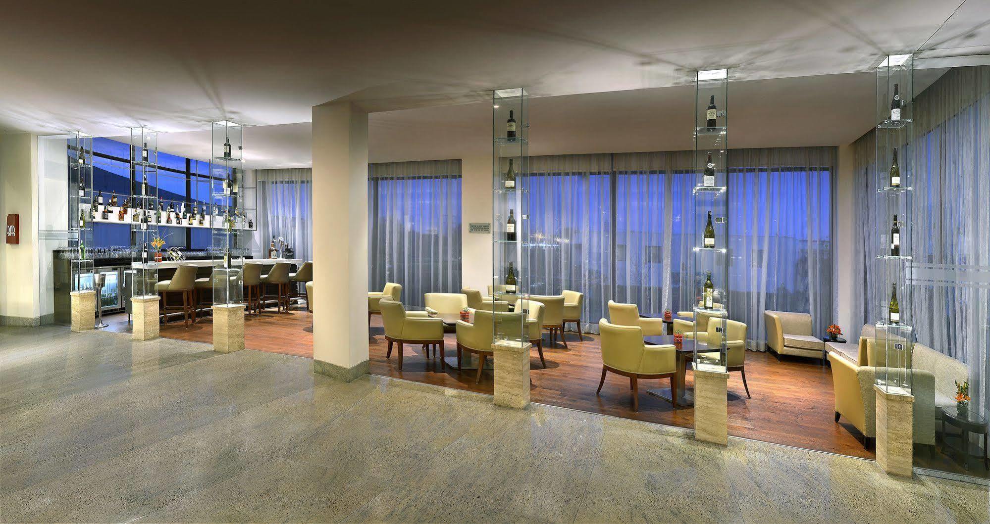โฟร์พอยต์ บาย เชอราตัน นิวเดลีแอร์พอร์ต ไฮเวย์ Hotel ภายนอก รูปภาพ